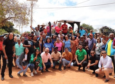 IVANA BASTOS ENTREGA TRATOR A COMUNIDADE RURAL DE SERRA DO RAMALHO