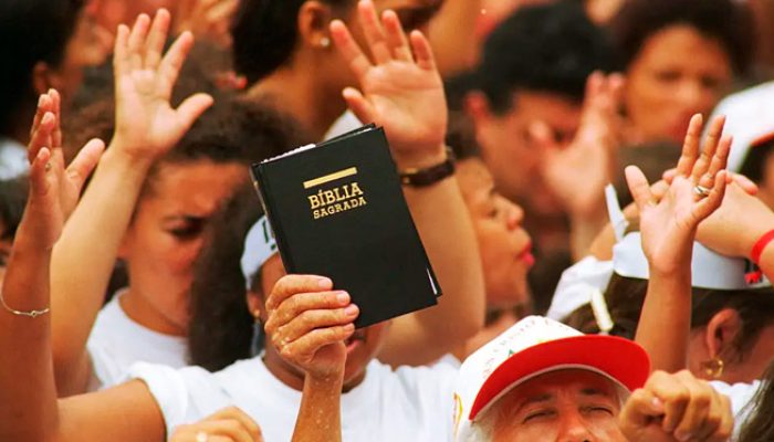 Numero-de-catolicos-cai-no-Brasil-mas-ainda-e-maioria-evangelicos-sao-269-da-populacao