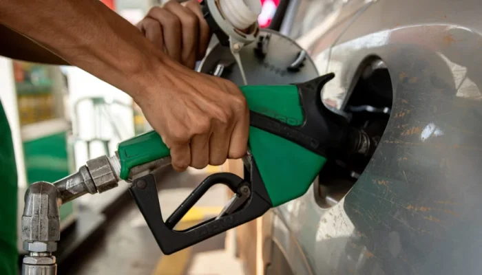 Postos-de-etanol-gasolina-e-diesel.-Combustiveis-ficarao-mais-caros-a-partir-de-1o-de-fevereiro-de-2025-Metropoles-5-1-scaled