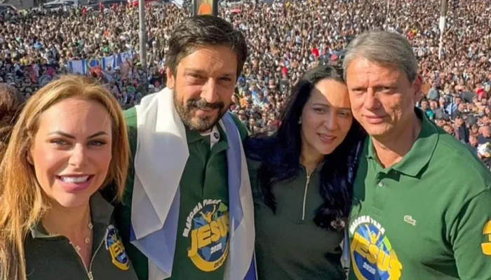 Tarcisio-usa-bandeira-de-Israel-e-canta-louvor-na-0133138200202506191402-ScaleDownProportional