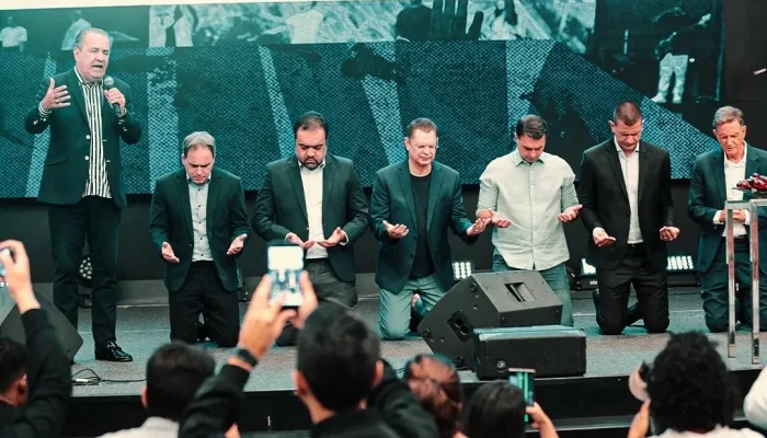 flavio-bolsonaro-mira-evangelicos-e-vai-a-culto-de0138777800202605031629-ScaleDownProportional